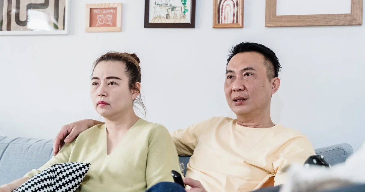 Casal no sofá assistindo TV durante o teste IPTV grátis da Site IPTV
